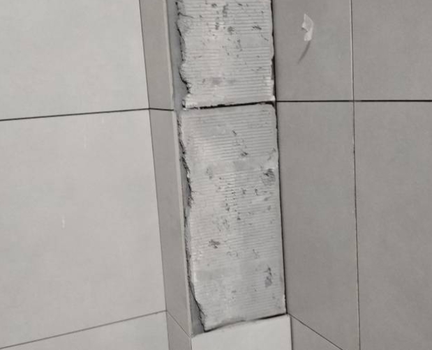 元谋瓷砖空鼓维修公司分享下瓷砖施工前基层浇水润湿程度不足，可能导致以下问题